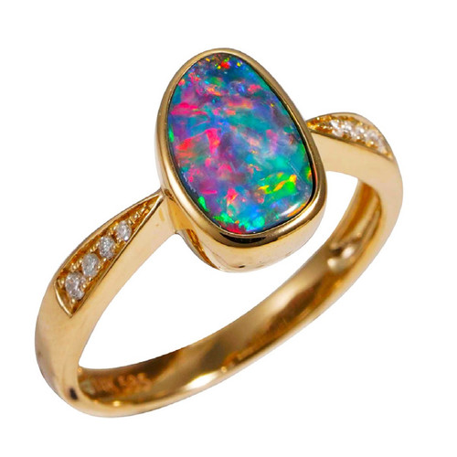   *    A   STELLAR REFLECTION 14KT YELLOW GOLD & DIAMOND AUSTRALIAN OPAL RING