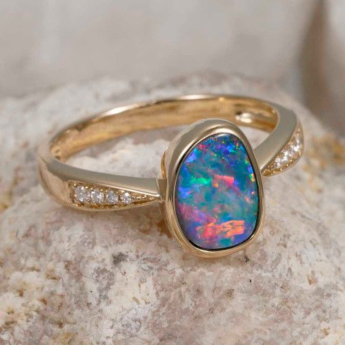   *    A   STELLAR REFLECTION 14KT YELLOW GOLD & DIAMOND AUSTRALIAN OPAL RING